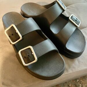 BEACH SLIDES

SIMPLY B SANDAL